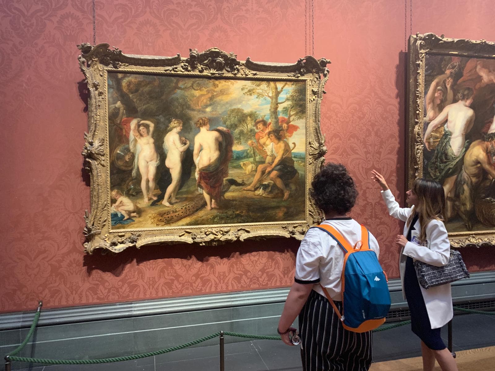 Erika con un grupo delante de El juicio de Paris de Rubens