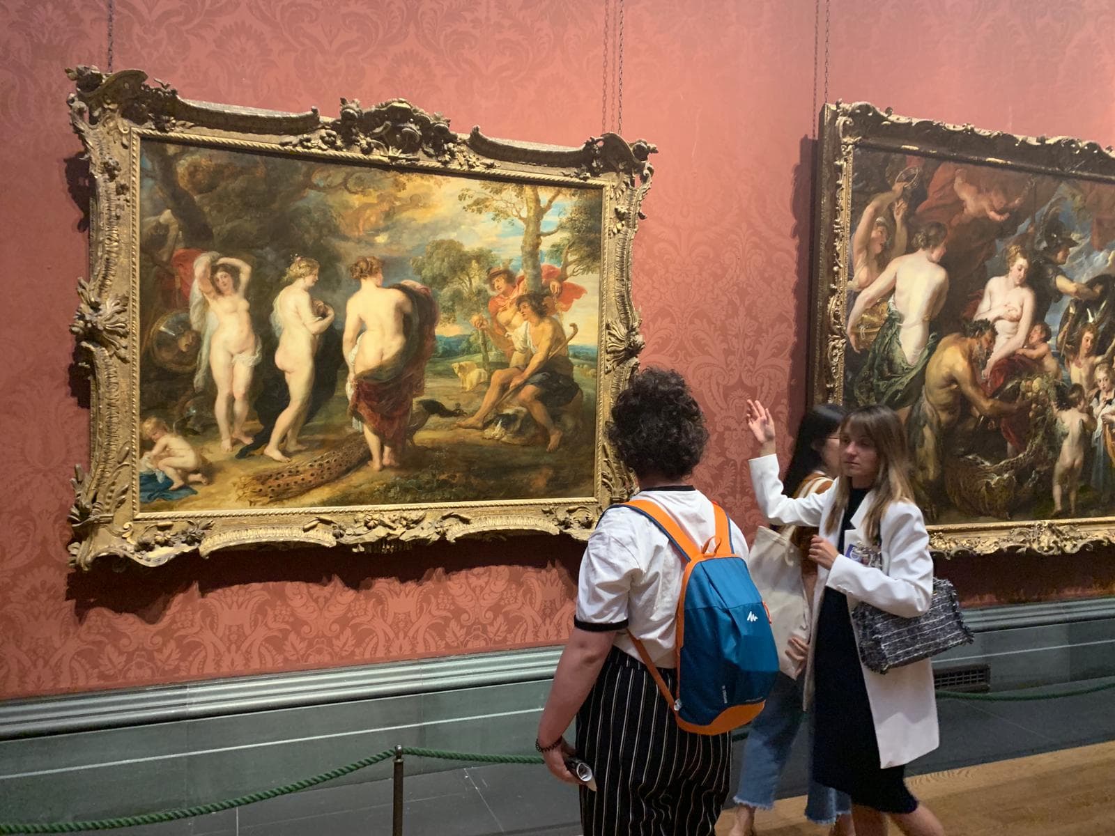 Erika explicando El juicio de Paris de Rubens a dos visitantes
