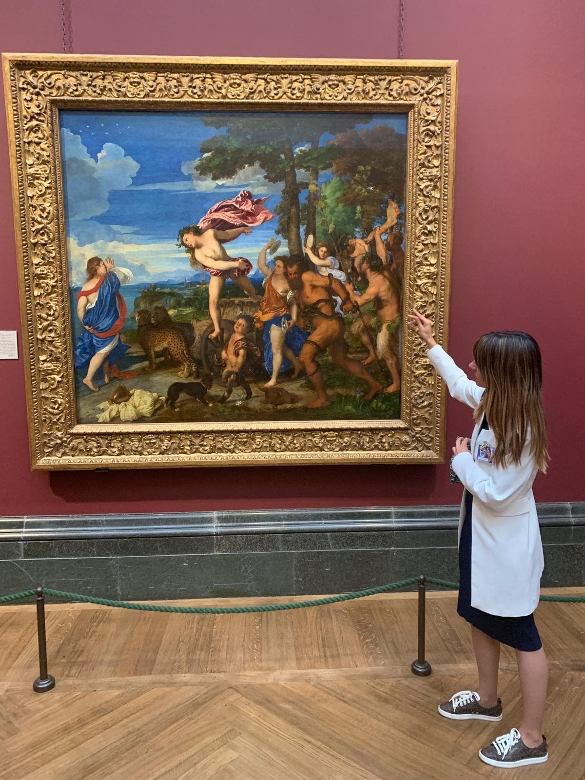Erika señalando Baco y Ariadna de Tiziano en la National Gallery