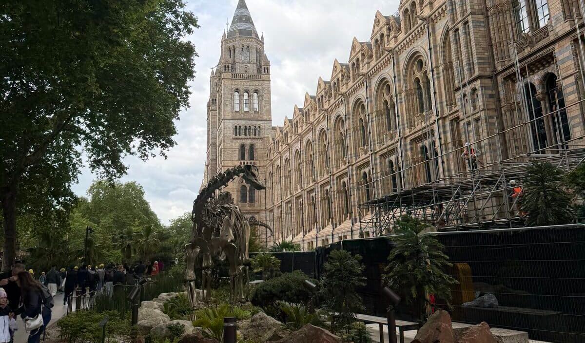 El edificio de Waterhouse y el diplodocus de bronce de los jardines del Museo de Historia Natural